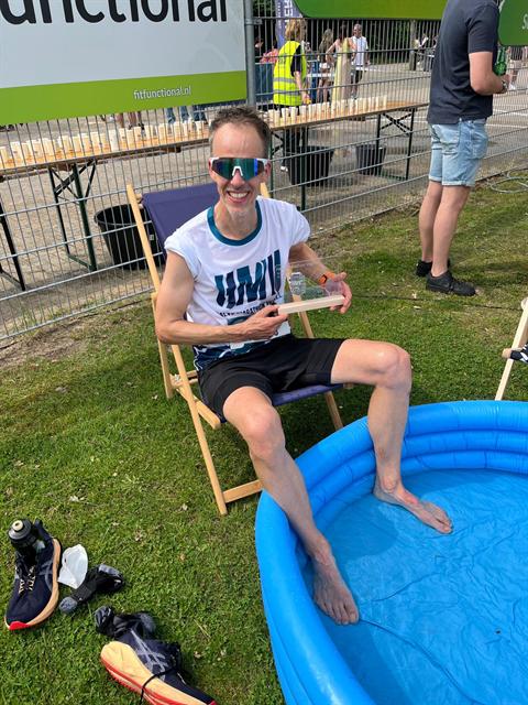 Loper van de Halve Marathon Veghel met een Medalling medaillehouder
