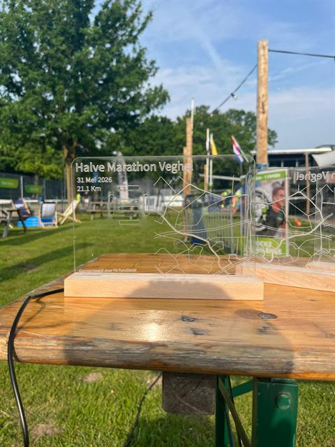 Medalling medaillehouder met Halve Marathon Veghel route op de stand